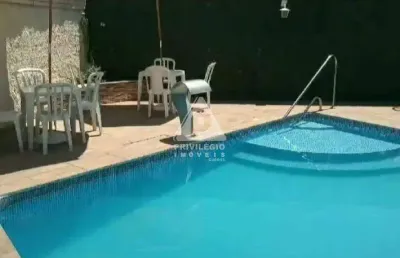 Duas casas com entrada independente - 1 é casa de festas com piscina etc