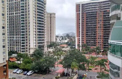 Apartamento duplex com 93m2 na barra da tijuca, 2 suítes, salão, lavabo, cozinha e varanda com vista mar, vaga escriturada, infraestrutura total.