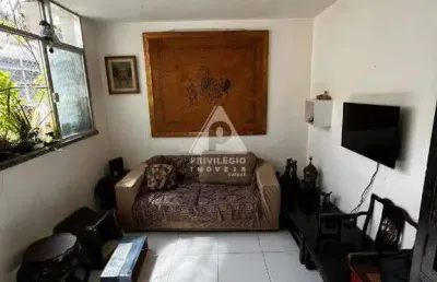 Apartamento duplex de 3 quartos no leblon: cozinha com cooktop e dependência completa