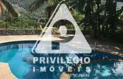 Ampla casa à venda na rua caio mário – 6 quartos, piscina e espaço de lazer