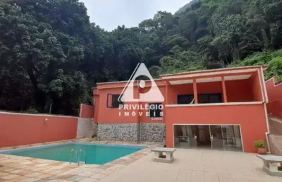 Casa espaçosa com piscina e vista para pedra da gávea – são conrado