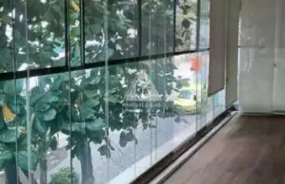 Apartamento reformado com 3 quartos, suíte e 2 vagas no leblon | 123 m²