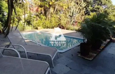 Casa em condomínio com piscina, 3 quartos e 2 vagas na gávea – rj