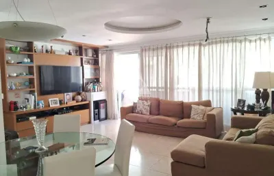 Leblon | 2 quartos, 2 vagas e varanda | a 1 quadra da praia!
