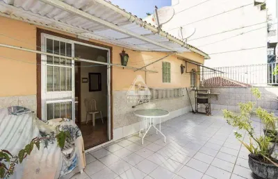 Casa tríplex - 5 quartos - área externa - em rua nobre de laranjeiras.