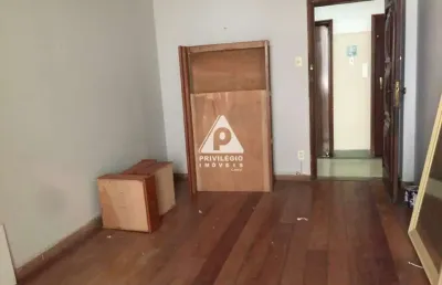Na glória: excelente apartamento de 2 quartos, com dependências, próximo ao metrô.