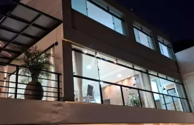 Deslumbrante mansão situada em uma das localizações mais privilegiadas da cidade.