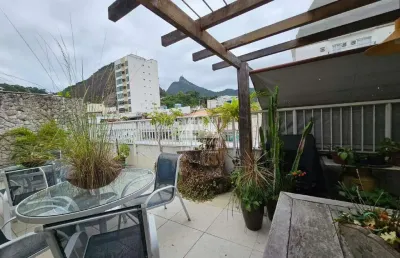 Cobertura duplex com três quartos e vaga a venda em laranjeiras