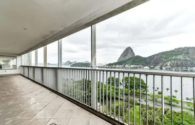 4 quartos, 6 banheiros, 2 dependências, 2 vagas, 490 m2 em rua nobre do flamengo com vista.