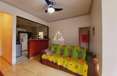Apartamento de 84m² no bairro de fátima/rj de dois quartos amplos, claros e arejados, sendo um dos quartos suíte.