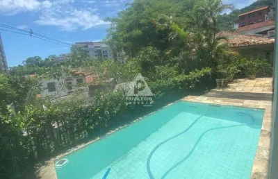 Casa triplex, 4 quartos com 2 vagas e piscina em laranjeiras
