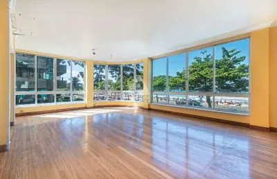 4 quartos, 2 suites, dpe, 2 vagas, 210m2 com vista praia e mar no leblon.
