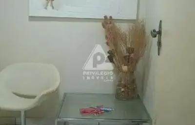 Sala comercial composta por 3 salas e 2 banheiros no centro do rio