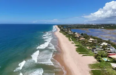 Casa 4 suítes pé na areia e vista lagoa condomínio praia dos lagos  -itacimirim