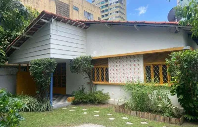Casa com area total de de 408m² com jardim, otima localização casa forte r$ 950.000