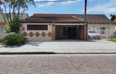 Excelente residencia em guaratubacom piscina(piçarras)