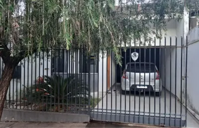Casa com 3 quartos à venda na rua pioneira regina nicolina celestino, 185, loteamento madrid, maringá por r$ 300.000