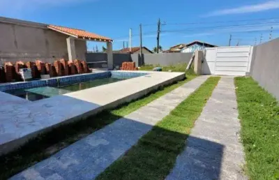 Linda casa térrea em fase de acabamento com piscina em itanhaém .