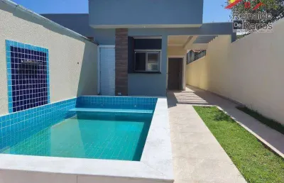 Linda casa com 3 dormitórios, a poucos metros do mar