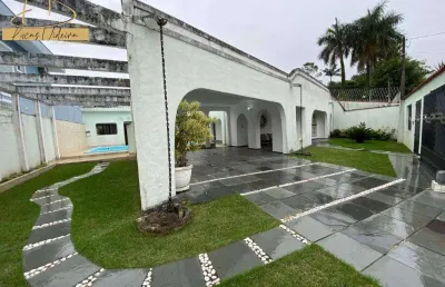 Casa 05 dormitórios c/ 02 suites + piscina próximo ao mar.