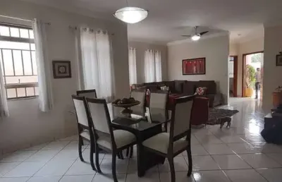 Casa térrea com 4 quatros sendo 2 suítes, piscina e churrasqueira city ribe