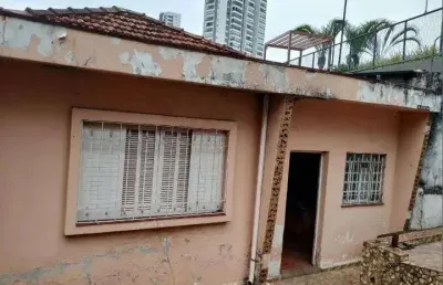 Vendo imóvel com 3 casas antigas ao lado de prédios de alto padrão