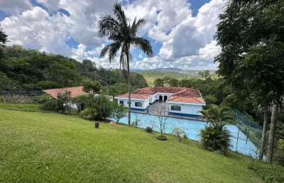 Chácara em atibaia 7400mil m² estilo colonial em loteamento, 10 minutos da fernão dias