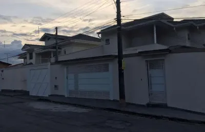 Casa ampla com vista para a represa – 375m² de construção