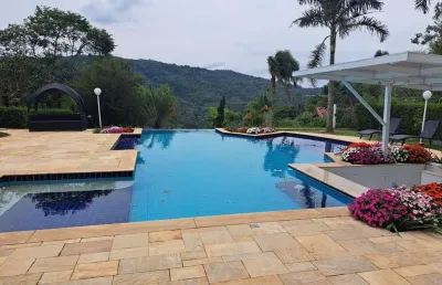 Incrível casa de campo, com 700 metros de área construída, sauna, spa e bar molhado