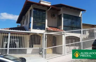 Casa com 3 quartos à venda na rua joão da cruz meira, 109, trindade, florianópolis, 256 m2 por r$ 1.850.000