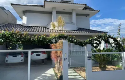 Casa com 3 quartos à venda na rua dos rouxinóis, 61, pedra branca, palhoça, 210 m2 por r$ 1.699.000