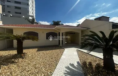 Casa com 3 quartos à venda na vinte e um de abril, 61, centro, palhoça, 150 m2 por r$ 749.000