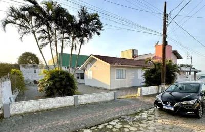 Casa com 3 quartos à venda na manoel eufrásio de medeiros, 77, praia de fora, palhoça, 120 m2 por r$ 689.000