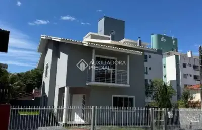 Casa com 5 quartos à venda na rua veneza, 86, pagani, palhoça, 187 m2 por r$ 1.100.000