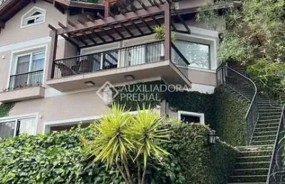 Casa em condomínio fechado com 3 quartos para alugar na dos papagaios, 548, quinta da serra, canela, 380 m2 por r$ 18.000
