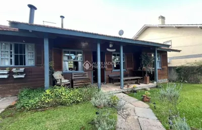 Casa com 3 quartos para alugar na joão simplã­cio, 201, centro, canela por r$ 3.600