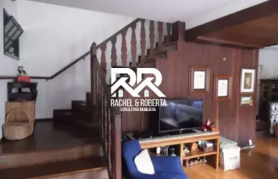 Casa de condomínio em excelente localização no alto
