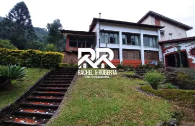 Casa com cachoeira própria e piscina de água natural