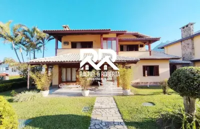 Casa maravilhosa em condomínio no alto com infraestrutura