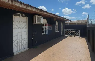 Vende casa com 4 quartos (2 suítes) + churrasqueira e pátio amplo!