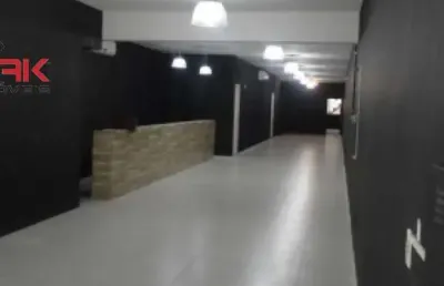 Salao comercial para locacao em regiao central, rua com grande fluxo de veiculos e pedestres.