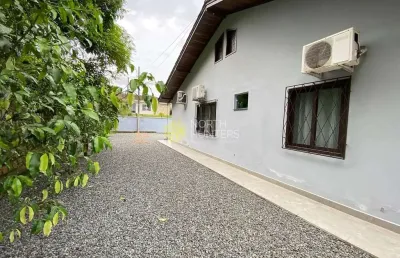 Casa dos sonhos em rua calma e tranquila: 3 quartos, piscina e contato com a natureza!