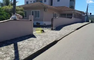 Casa no bairro joão costa, com terreno de 552,94m² e área construída de 130m². estuda geminado como