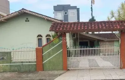 Casa no jardim iririu com 130m², estuda permuta por apartamento de menor valor.