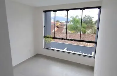 Casa geminada com piscina, com 2 suítes e 2 vagas de garagens