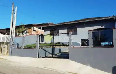 Oportunidade: casa com 140m² de área construida em alvenaria, estuda  troca por apartamento na regi