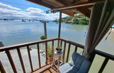 Oportunidade imperdível: 3 casas à beira-mar no centro de governador celso ramos disponíveis para venda!