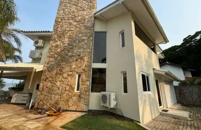 Casa pé na areia de alto padrão em governador celso ramos