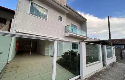 Lar aconchegante para sua família , frente rua 4 quartos mobiliada à venda na praia do antenor em governador celso ramos - santa catarina.