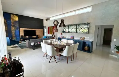 Casa exclusiva e elegante, com 03 suítes, no bom retiro